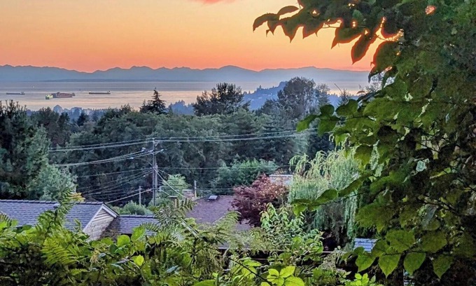 Upper Lonsdale Casa | Spacious 1 King bed Ocean + Mountain View