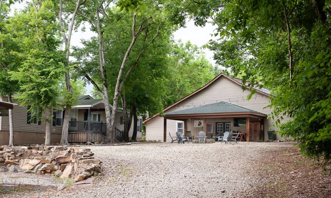 Abbeville Cabina | Spacious 10 bedroom cabin + bungalow on expansive property in Abbeville, SC