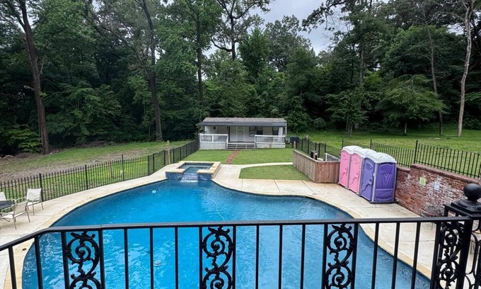 Raleigh Casa | Spacious 10- Bedroom House Vibrant Memphis With Pool