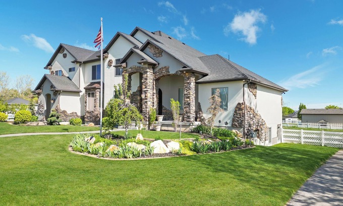 Bluffdale Casa | Spacious 10 Bedroom Luxury Home with Gym and Theatre Room
