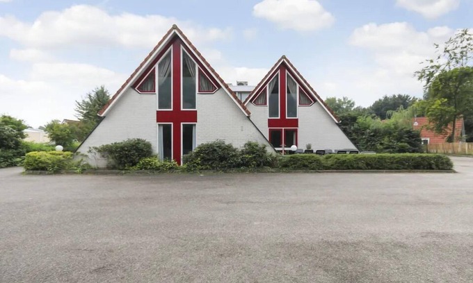 Gramsbergen Casa | Spacious 16-person group house with 6 bedrooms, 2 bathrooms, large kitchen and garden at park ’t Hooge Holt near Gramsbergen.