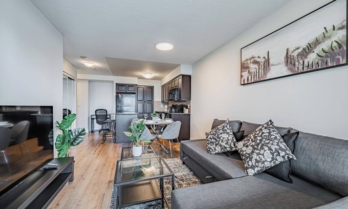 Downtown Mississauga Apartamento | Spacious 1BR+1WR Apartment with Balcony