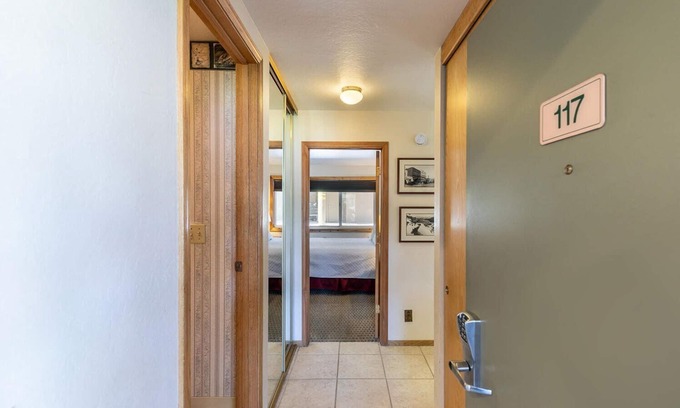 Truckee Condominio | Spacious 1BR Condo w/Partial Lake View #117 at Donner Lake Village