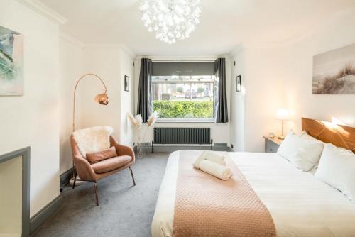 Wanstead Casa | Spacious 1BR Flat in Wanstead: Garden & Comfort