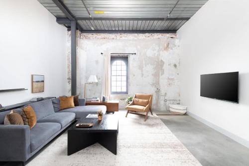 Westown Apartamento | Spacious 1BR Near Fiserv with Rooftop, Gym, and Parking