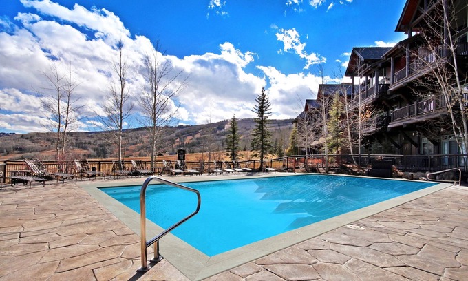 Avon Condominio | Spacious 1Br Ski in/Ski Out the Top of Bachelor Gulch! by RedAwning