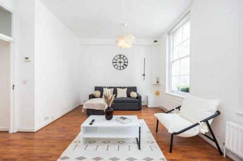 Riverside Apartamento | Spacious 1BR Steps from London Bridge & The Shard