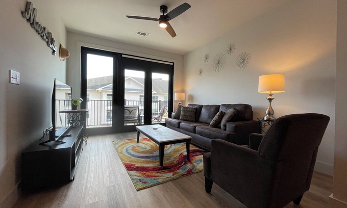Midtown Condominio | Spacious 1BR w Sleeper Sofa and Pool/Gym-Walk to Vandy-Minutes to Broadway