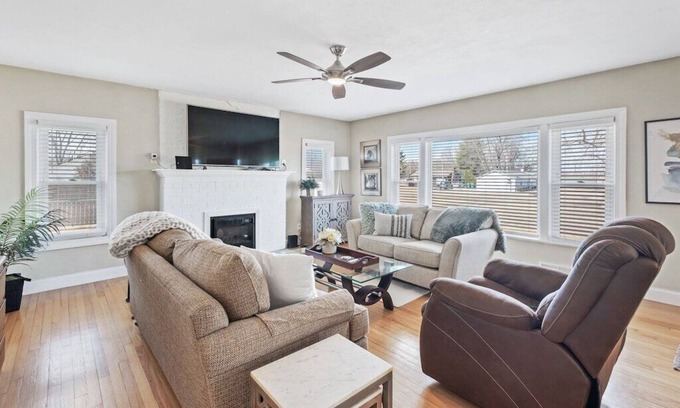Belleville Casa | Spacious 2/1 w/large yard only 20 min to STL Arch