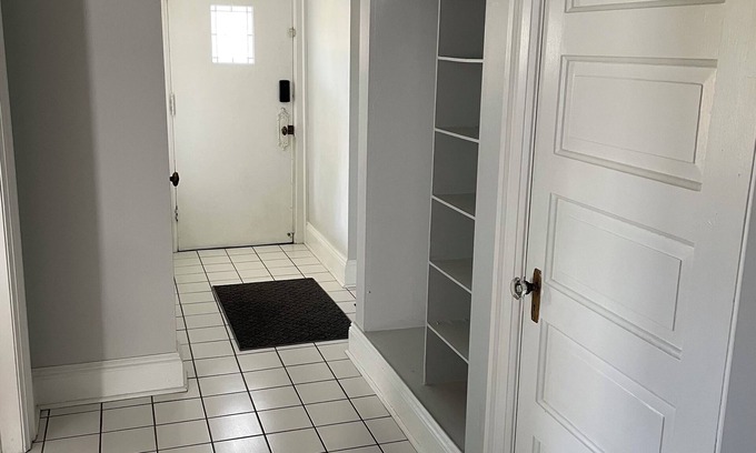 Lima Casa | Spacious 2 bed 1 bath in the center of Lima resting on the park