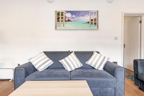 Balham Apartamento | Spacious 2 BED 2 BATH Apartment with FREE PARKING for 2 cars and underground station Zone 2 for quick access to Central London up to 10 guests
