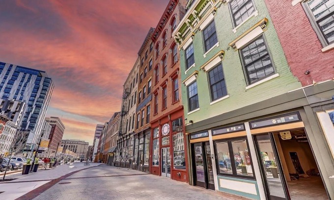 Central Business District Apartamento | Spacious 2 bed 2 bath Downtown OTR condo minutes walk to the Reds Bengals stadium & more!