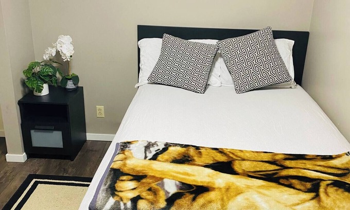 Saskatoon Casa | Spacious 2 bed basement suit in quite neighborhood