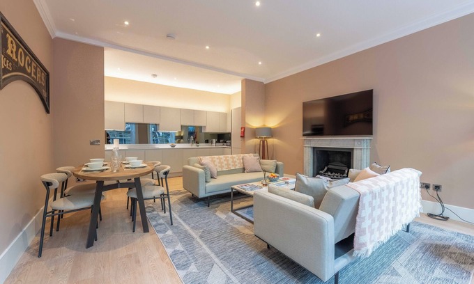 New Town Apartamento | Spacious 2-Bed on Wemyss Place- Walk to Princes St, Pet-Friendly, Sleeps 5
