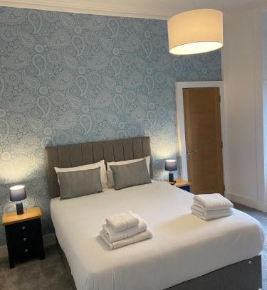 Paisley Apartamento | Spacious 2 bed sleeps 5 above traditional music pub