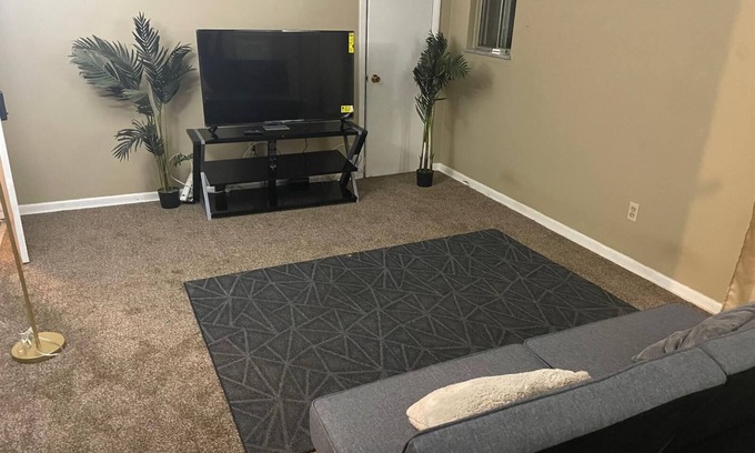 Garfield Heights Apartamento | Spacious 2 Bedroom w 2 Queen Beds and full kitchen in Garfield Heights WIFI 17U