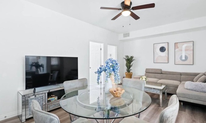 Hacienda Heights Apartamento | Spacious 2-bedroom apartment in pleasant Hacienda Heights with WiFi, AC