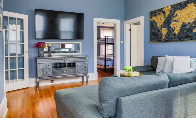 Victoria Boulevard Historic District Casa | Spacious 2 bedroom, 2 bathroom Victorian in Downtown Hampton