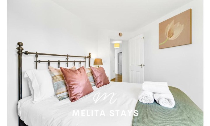 Solihull Apartamento | Spacious 2 bedroom apartment with gated parking