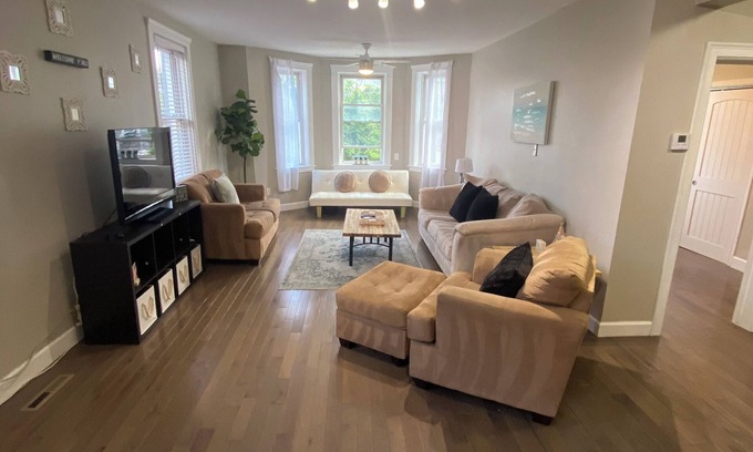 Top of the Hill Apartamento | Spacious 2-bedroom apartment in fabulous Newport with AC, WiFi. Great location!