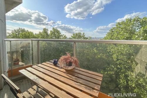 Combat Apartamento | Spacious 2-Bedroom Apartment with Balcony Steps from Buttes-Chaumont Park