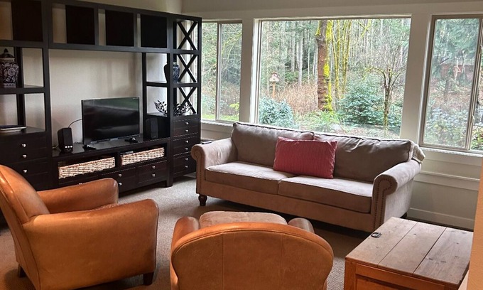 Sammamish Casa | Spacious 2-Bedroom Basement Suite, fully furnished.
