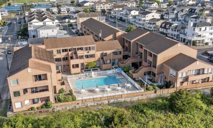 Southend Condominio | Spacious 2-bedroom corner condo on the beach with pool, AC, & WiFi in Brigantine