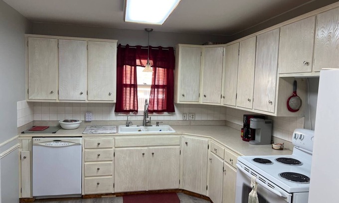 Russell Casa | Spacious 2 bedroom home in quiet neighborhood w/ mini workout room