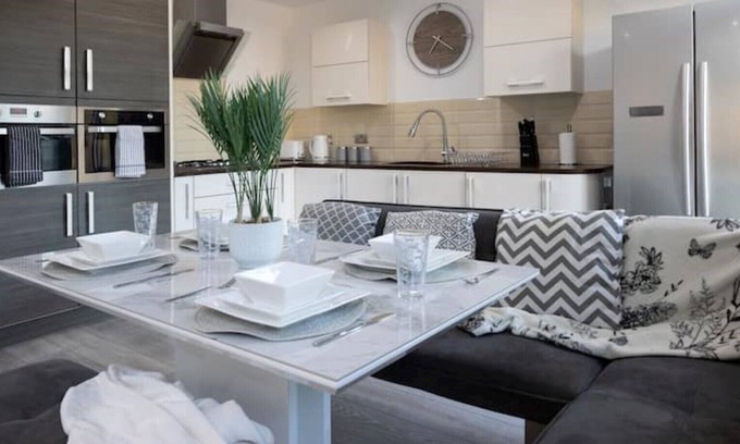 Longton Otro | Spacious 2 bedroom house with off road parking