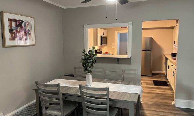North Milwaukee Casa | Spacious 2-bedroom house with AC, 15min from Downtown Milwaukee