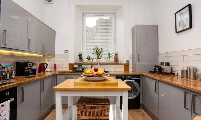 Tollcross Casa | Spacious 2 Bedroom House Near The Meadows