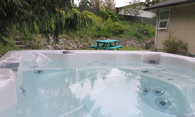 Revelstoke Casa | Amplia suite de 2 dormitorios a 2 minutos de Ski Hill: ¡ahora con jacuzzi!