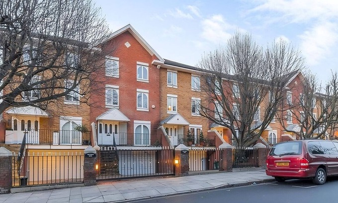 Swiss Cottage Casa | Spacious 2-bedroom Townhouse with Garden & Patio