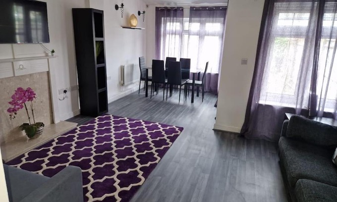 Barnet Apartamento | Spacious 2 Bedroom Town House INC Wifi & Netflix PLUS More