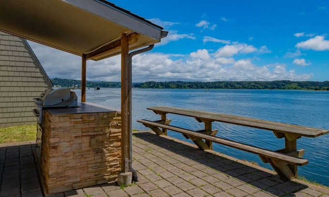 Newport Apartamento | Spacious 2-Bedroom Townhome with Balcony & Marina