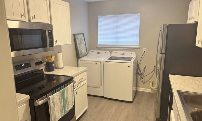 Dothan Apartamento | Spacious 2-bedroom townhouse-style apartment located in the center of Dothan.