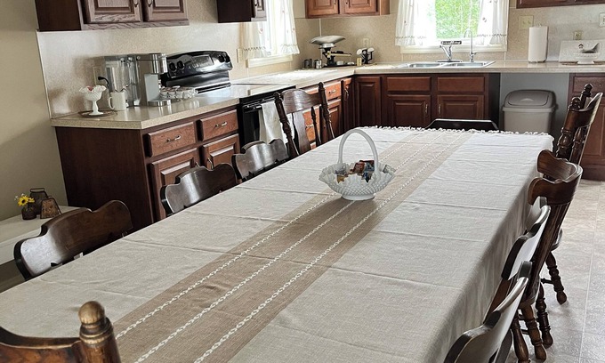 Witmer Cabaña | Spacious 2-bedroom cottage ideal for Scrapbooking and Quilting retreats.