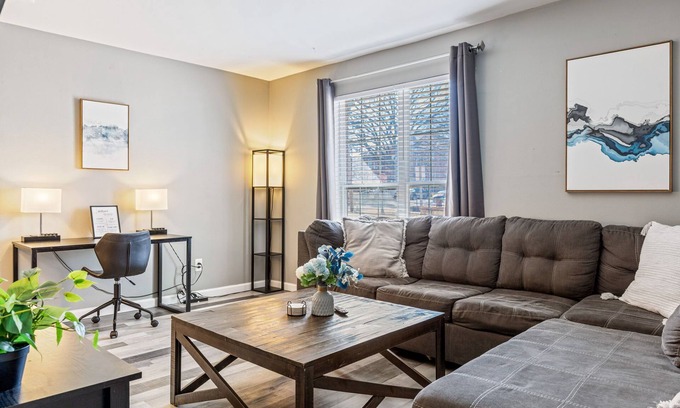 St. Charles Historic District Apartamento | Spacious 2-Bedroom Near Main St by StayLage
