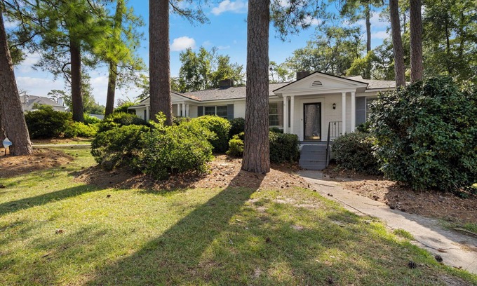 Forest Acres Casa | Spacious 2 Bedroom walking distance to shopping and Dining.
