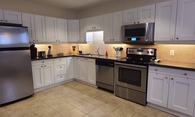 Richmond Hill Casa | 2 Bdrm, Kitchen, Laundry, Weekly - Monthly Discount