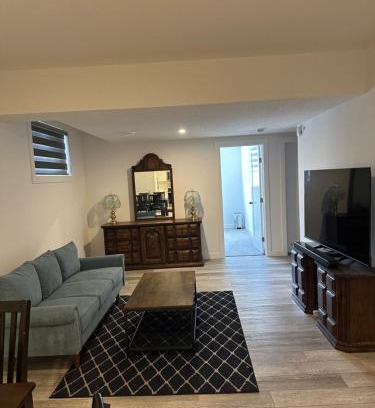 Calgary Apartamento | Spacious 2 BR & Kitchen Basement Apartment near Airport