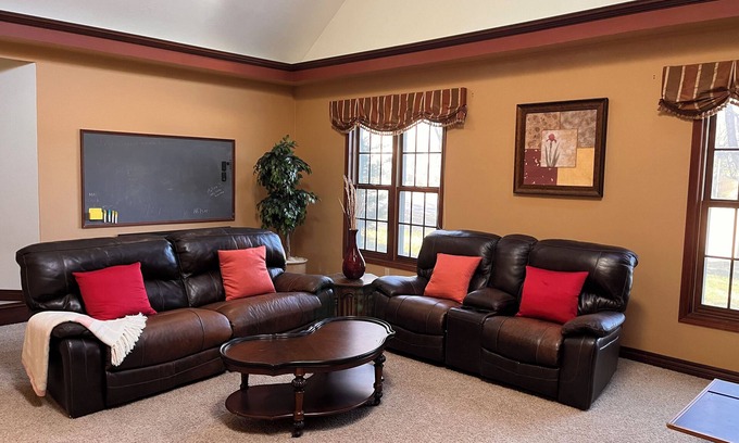 Ashwaubenon Casa | Spacious 2-story, 5-BR house in Titletown area, 1.5 mile to Lambeau