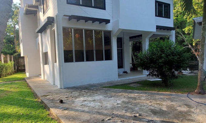 Omoa Casa | Espaciosa casa de 2 pisos con grandes areas verdes, piscina y cerca de la playa