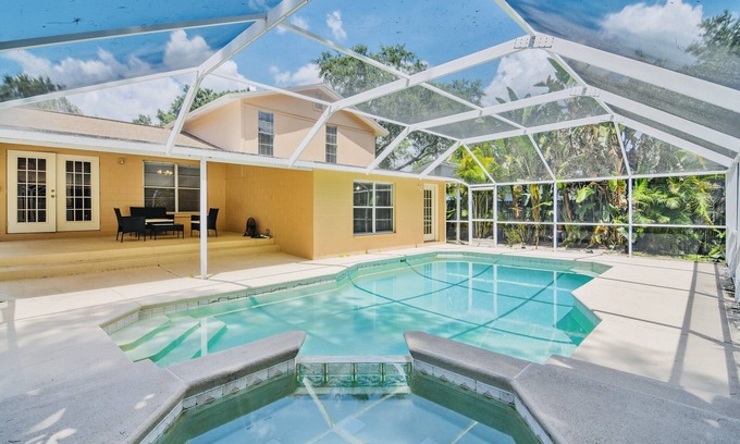 Greater Northdale Casa | Spacious 2 Story - Pool - Game Room - Tampa