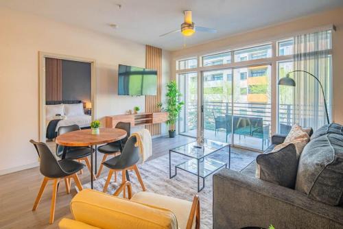Evans Churchill Apartamento | Spacious 2BD DT - Balcony, Gym, W-D, Parking - Sleeps 8