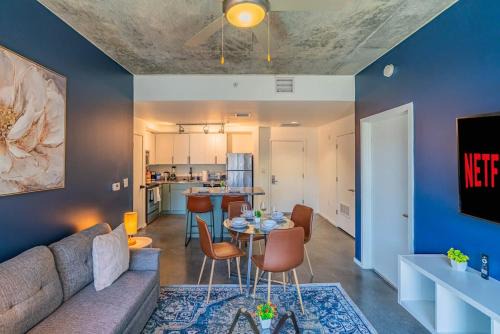Evans Churchill Apartamento | Spacious 2BD Urban Oasis Pool Gym Free Parking