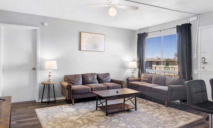 North University Apartamento | Spacious 2BR/2BA in Hydepark 2943
