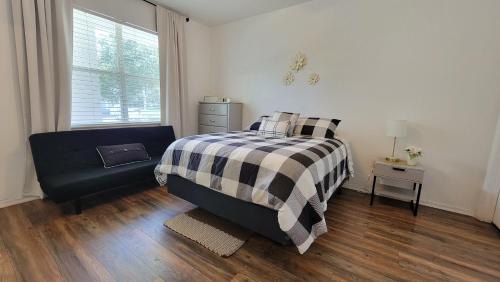 Gainesville Apartamento | Spacious 2BR 2BA Suite - Walk to Mall & Hospitals