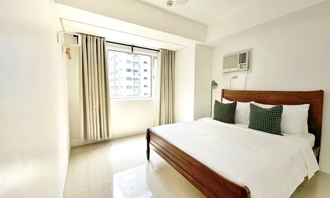 Tambo Condominio | Spacious 2BR 2CR Staycation at Shore MOA | Near Airport, Pool & Mall