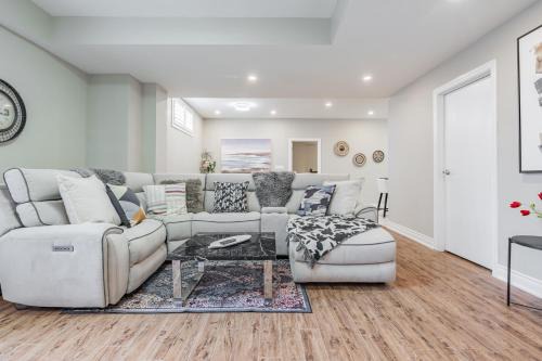 Cooksville Villa | Spacious 2BR APT in Cliff Road & Queensway close to China Town, Mississauga